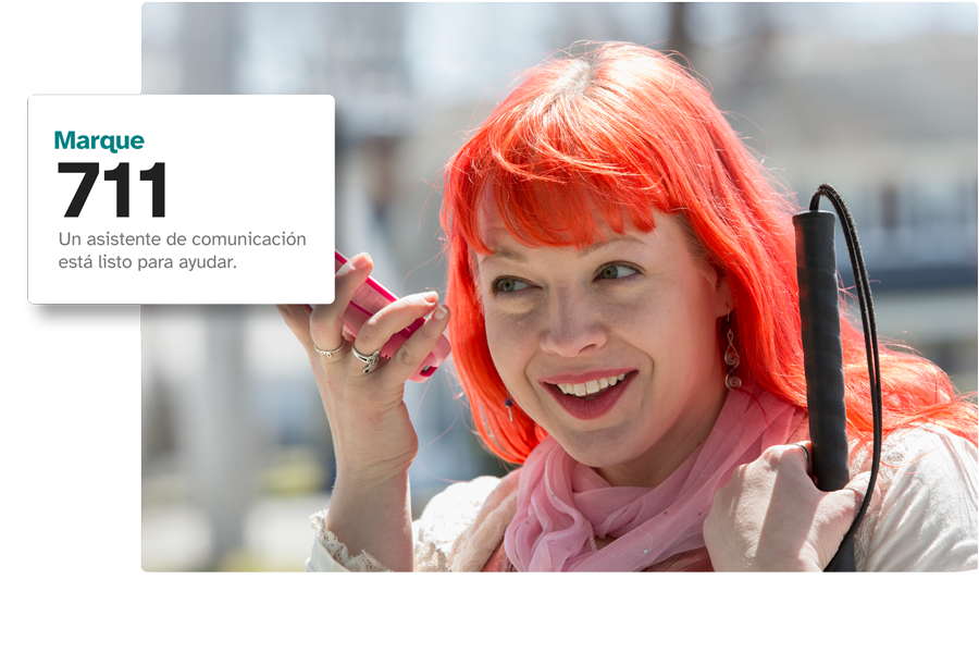Una persona sosteniendo un teléfono en su oreja, con un recuadro que muestra 'Marque el 711.'